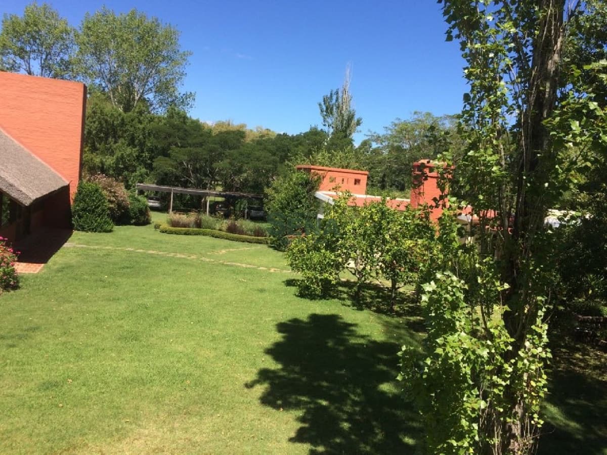 Venta y alquiler de chacra en Piriapolis, gran chalet con 6 hectareas.