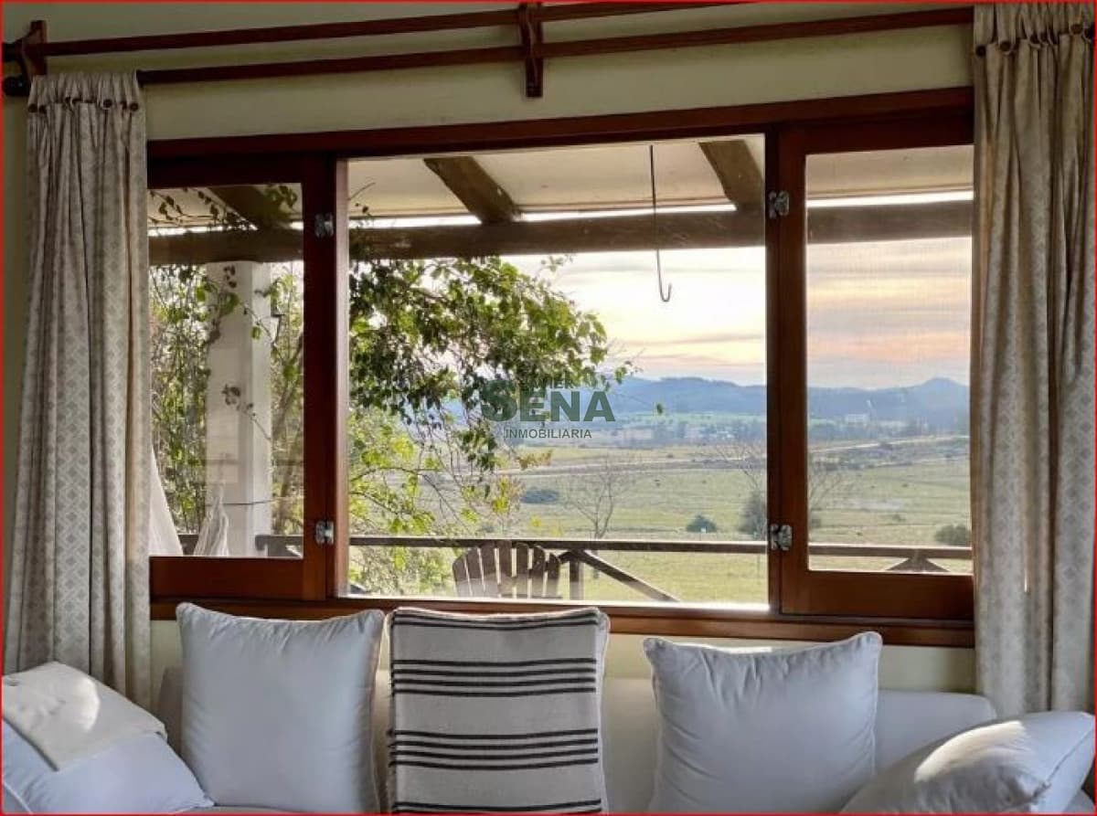Venta de chacra en ruta 12, son 10 hectareas, con casa de 3 dormitorios, 2 baños, a un paso de Punta.