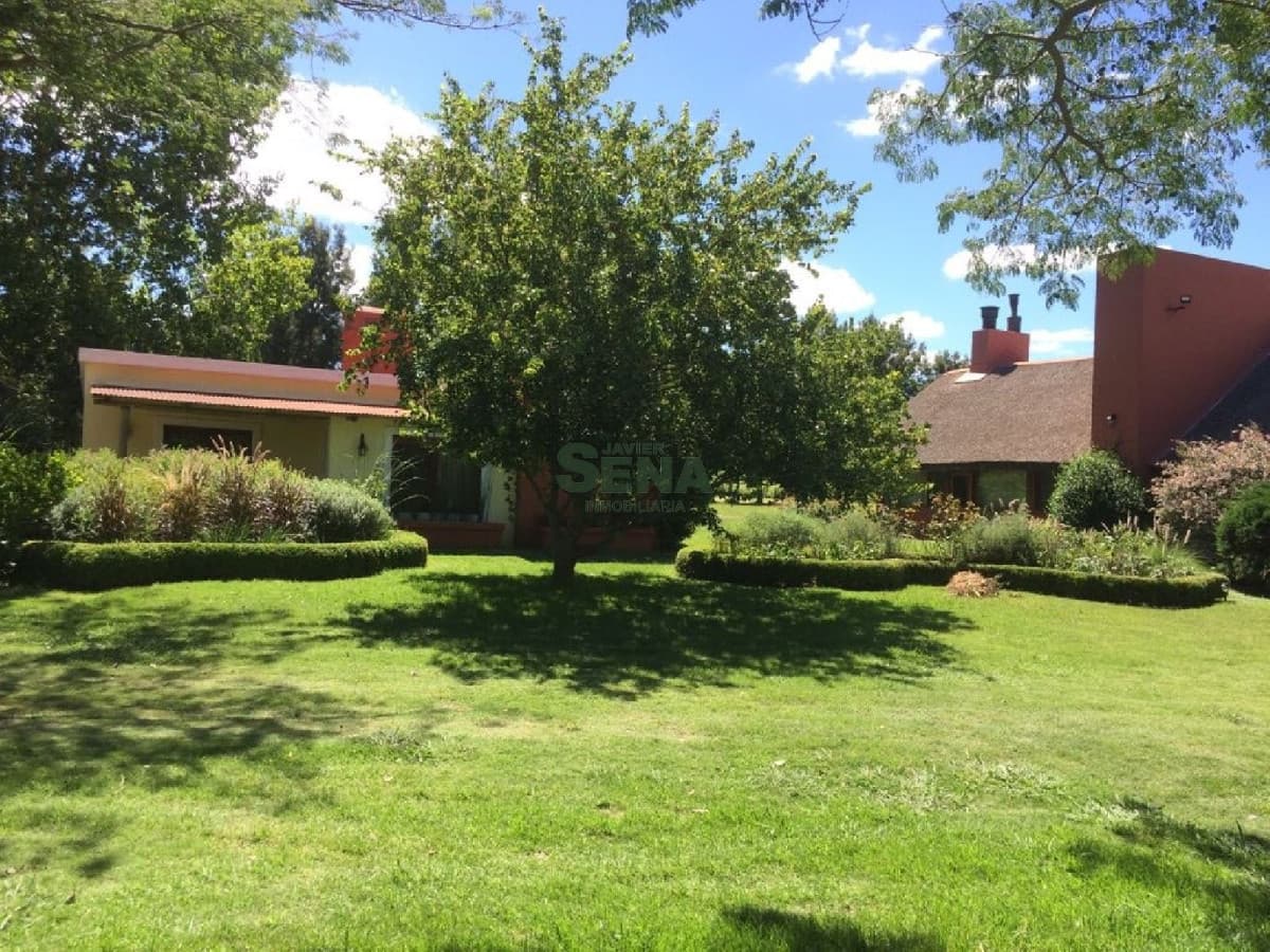 Venta y alquiler de chacra en Piriapolis, gran chalet con 6 hectareas.