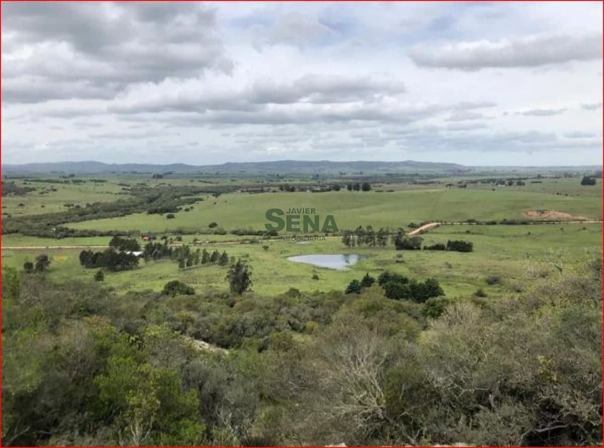 Venta de Chacra en los Caracoles, 3 dormitorios, 5 baños, panoramica, buena edificacion