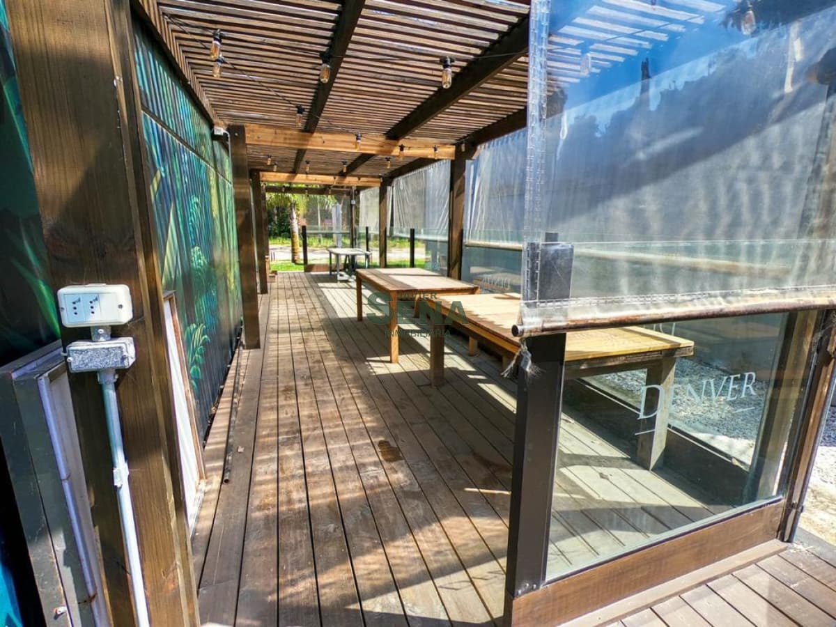 Venta y alquiler de Salon comercial en Solanas, 99 m2 de local, 2 baños, excelente punto comercial.