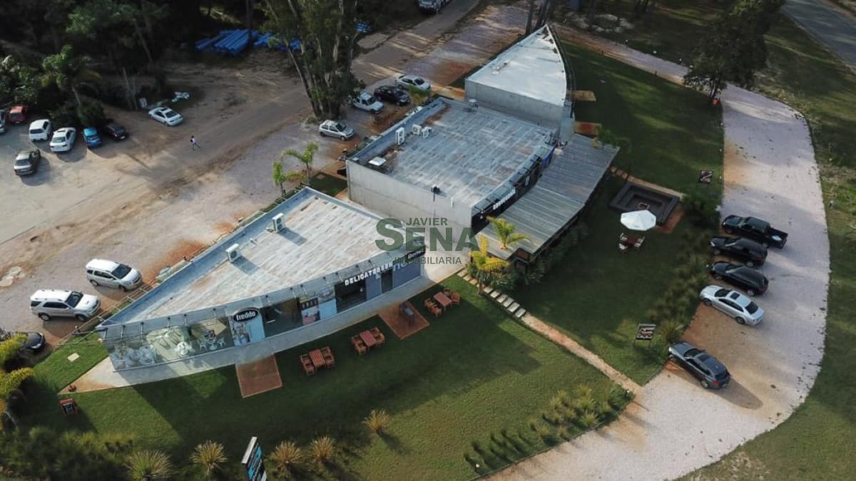 Venta y alquiler de Salon comercial en Solanas, 99 m2 de local, 2 baños, excelente punto comercial.