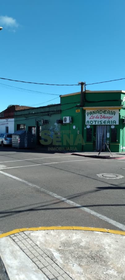 Venta de esquina para construir en el Centro de Maldonado, 1300m2 de tierra.
