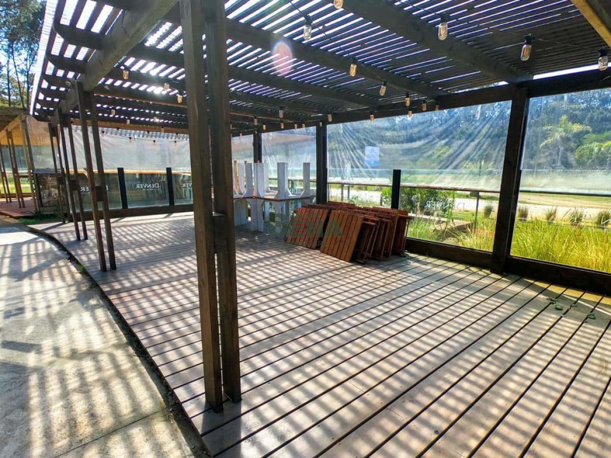 Venta y alquiler de Salon comercial en Solanas, 99 m2 de local, 2 baños, excelente punto comercial.