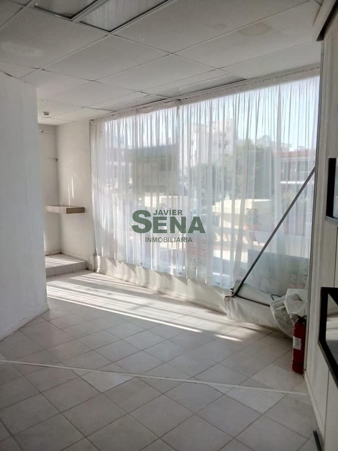 Venta de local en Brava, 62 m2 con frente a la calle.