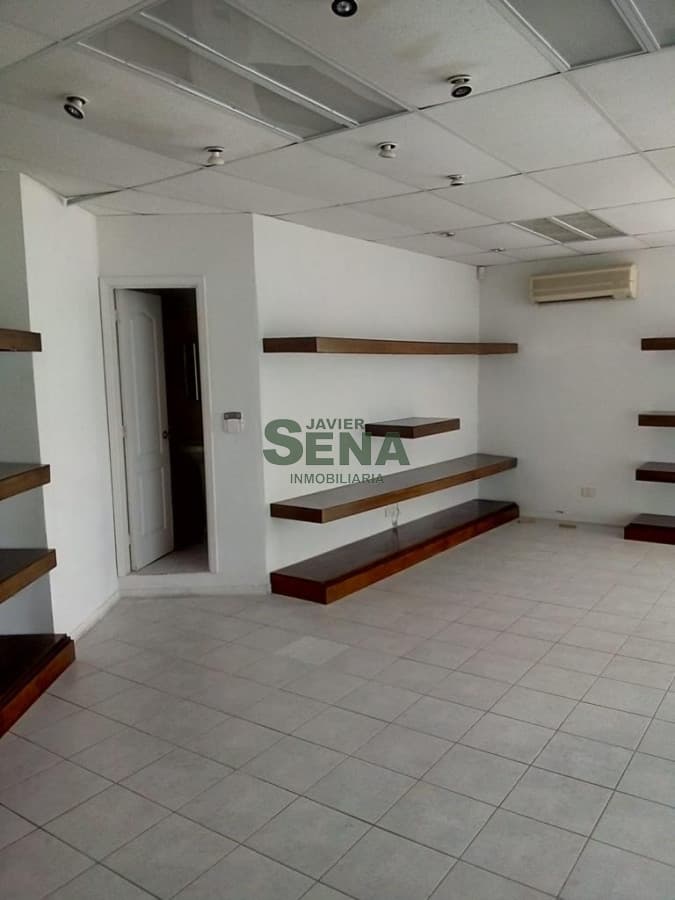 Venta de local en Brava, 62 m2 con frente a la calle.