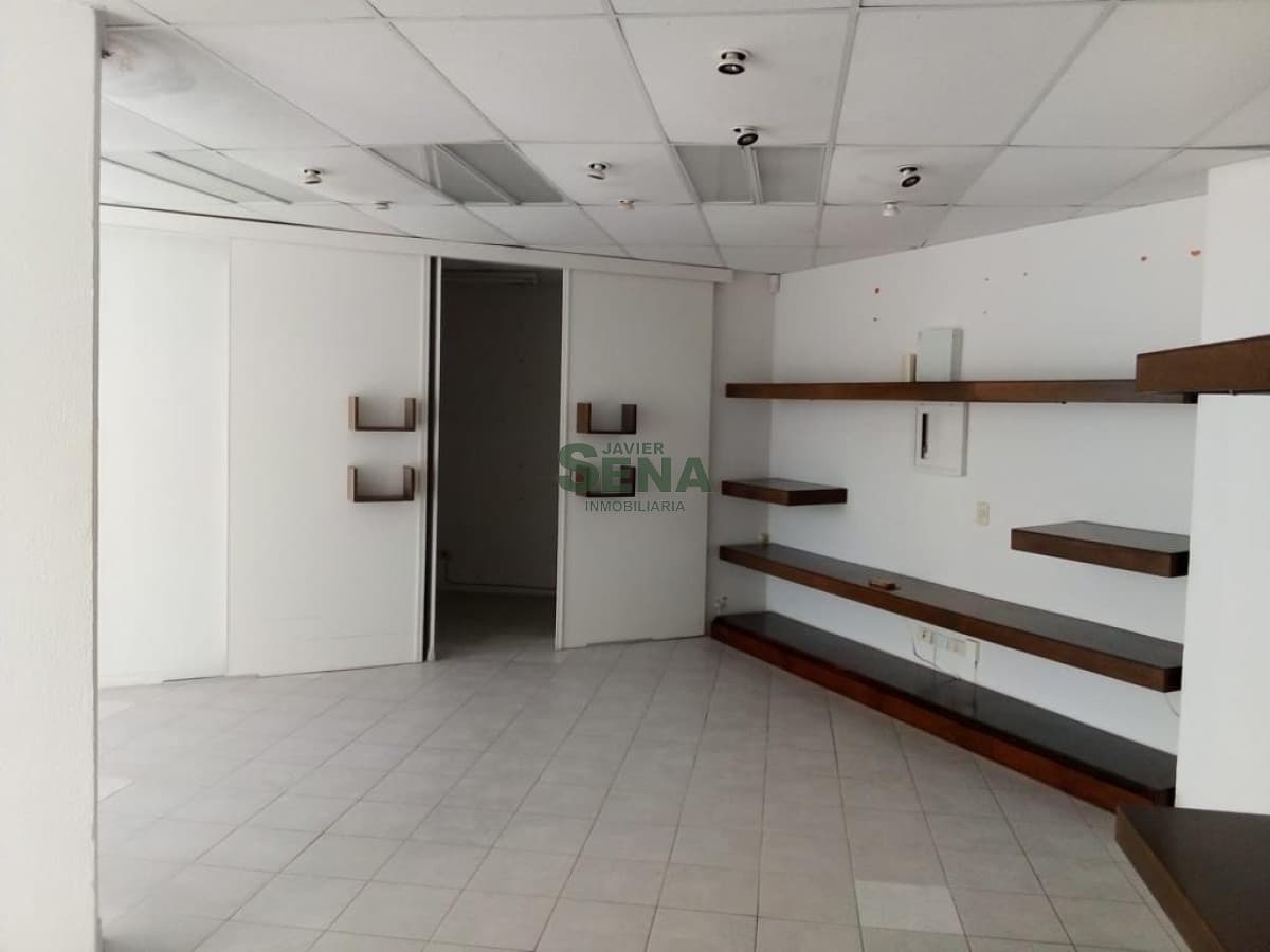 Venta de local en Brava, 62 m2 con frente a la calle.
