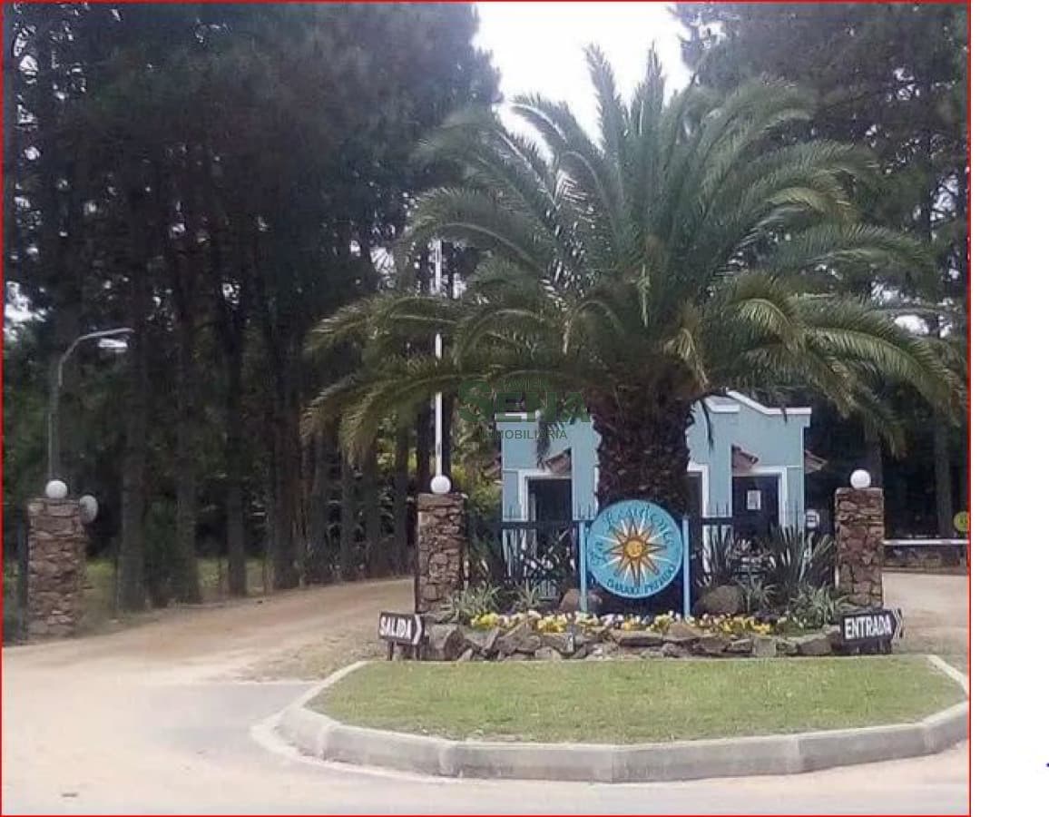 Venta de terreno en barrio privado, 800 m2 con servicios.