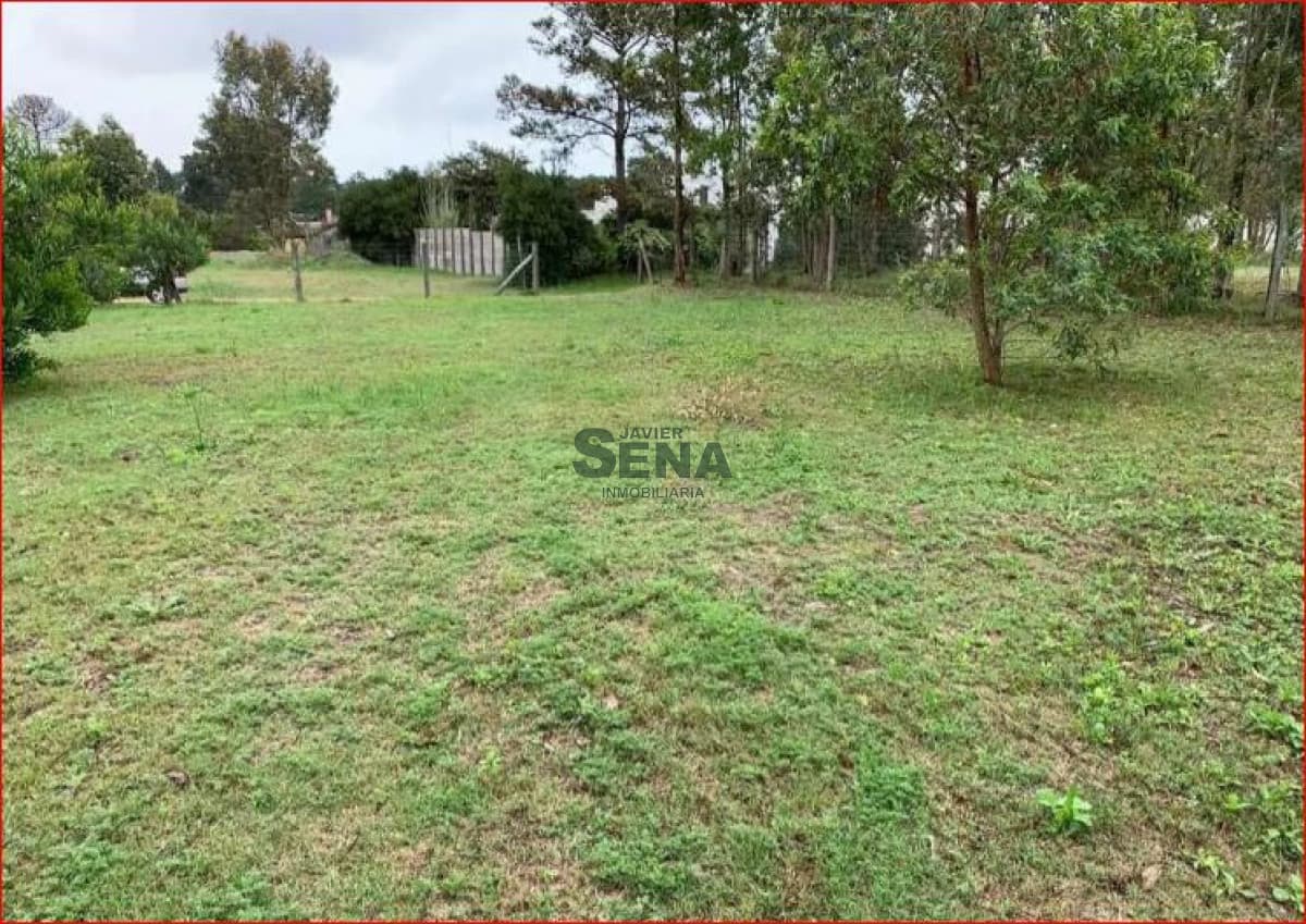 Venta de terreno en barrio privado, 800 m2 con servicios.