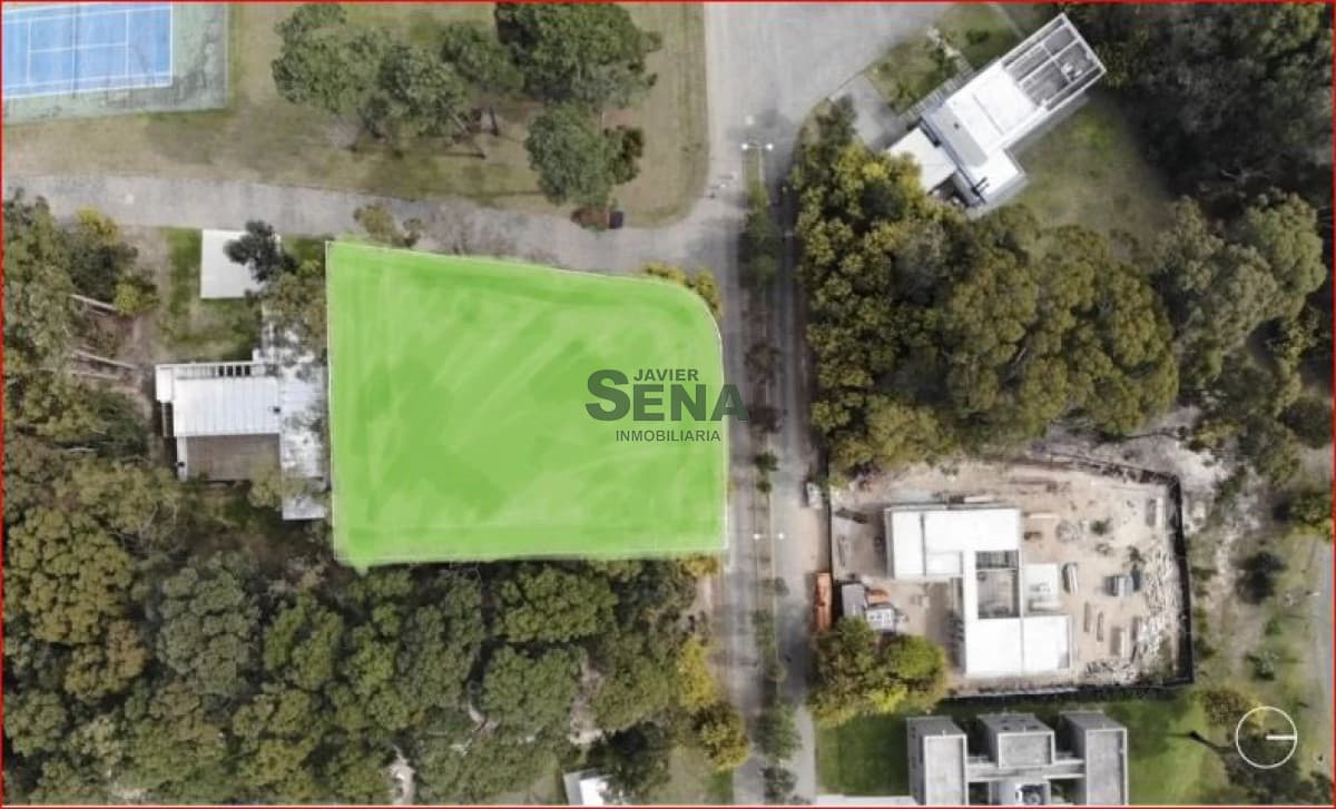 Venta de terreno en Solanas, 1107m2 de tierra con todos los servicios.