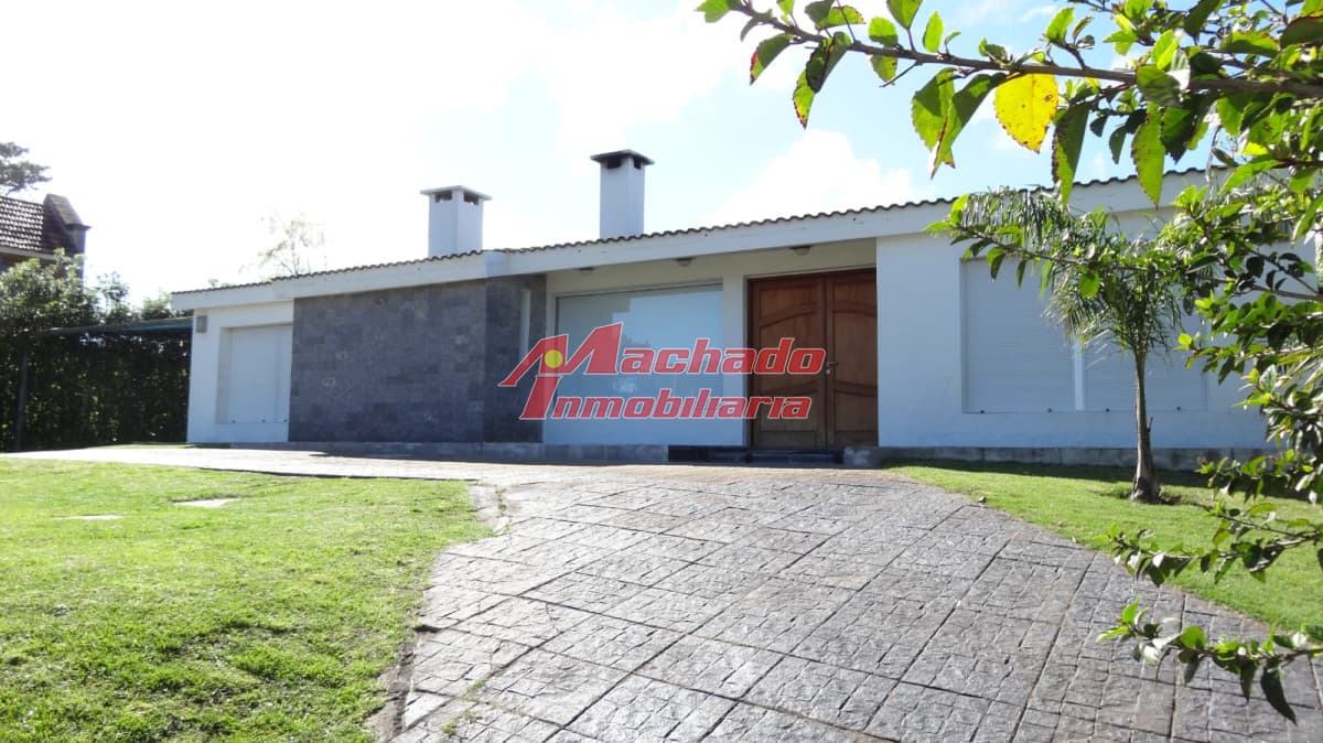 Hermosa casa con 4 dormitorios en Punta del Este