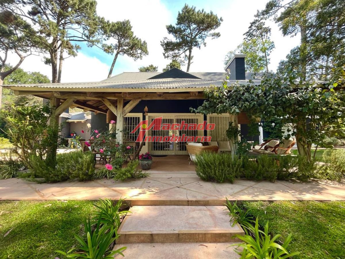 Venta de casa de 4 dormitorios en Pinares