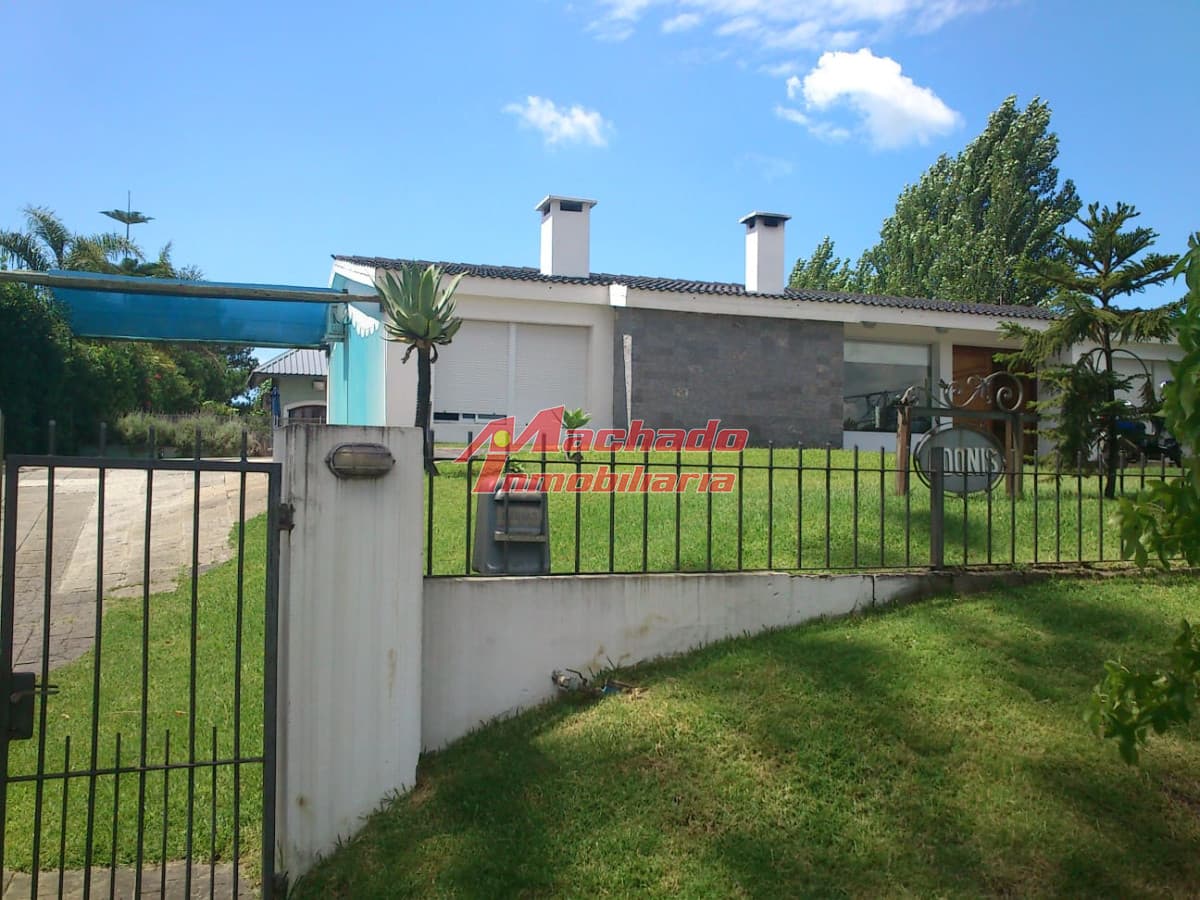 Hermosa casa con 4 dormitorios en Punta del Este