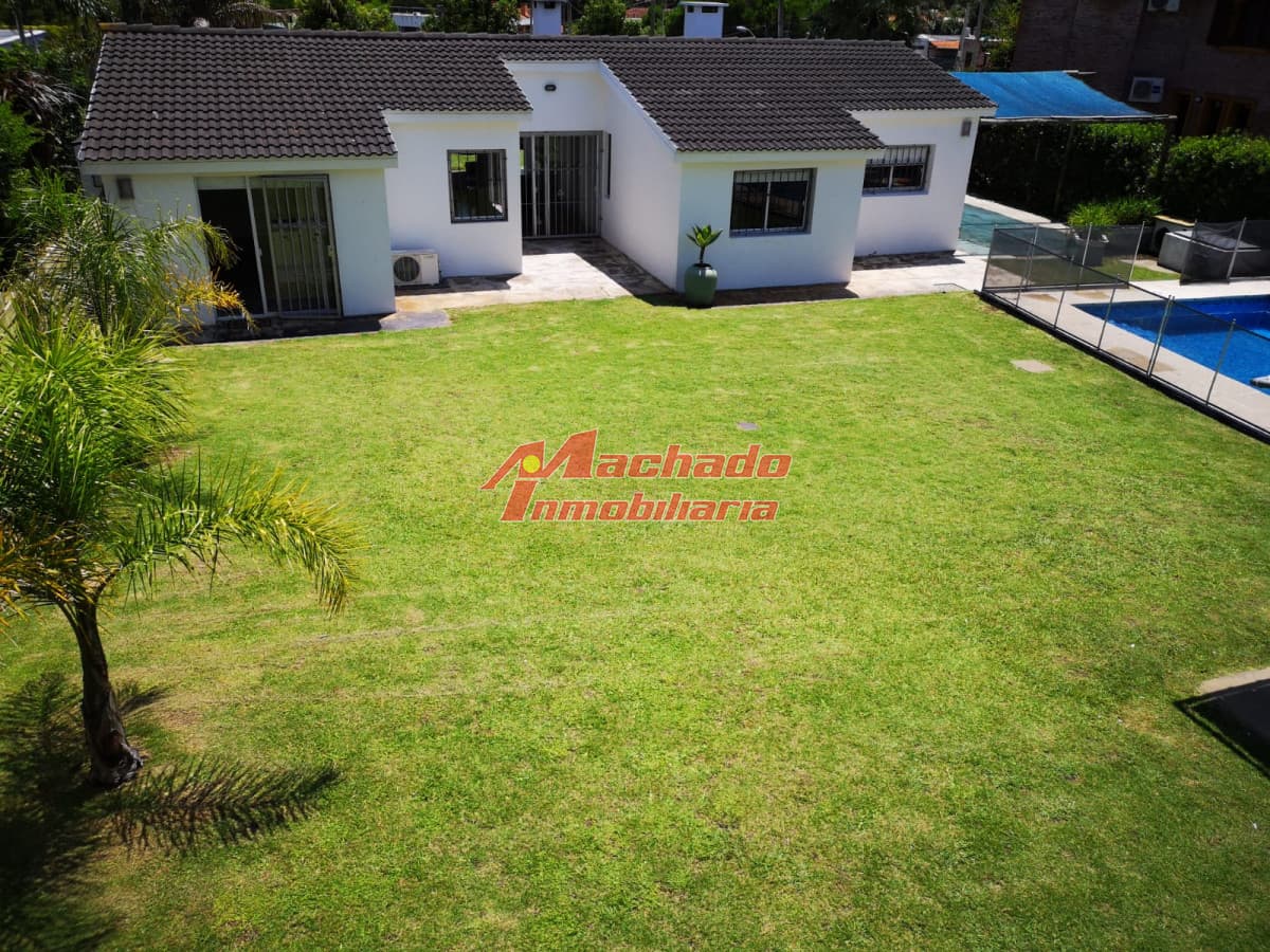 Hermosa casa con 4 dormitorios en Punta del Este