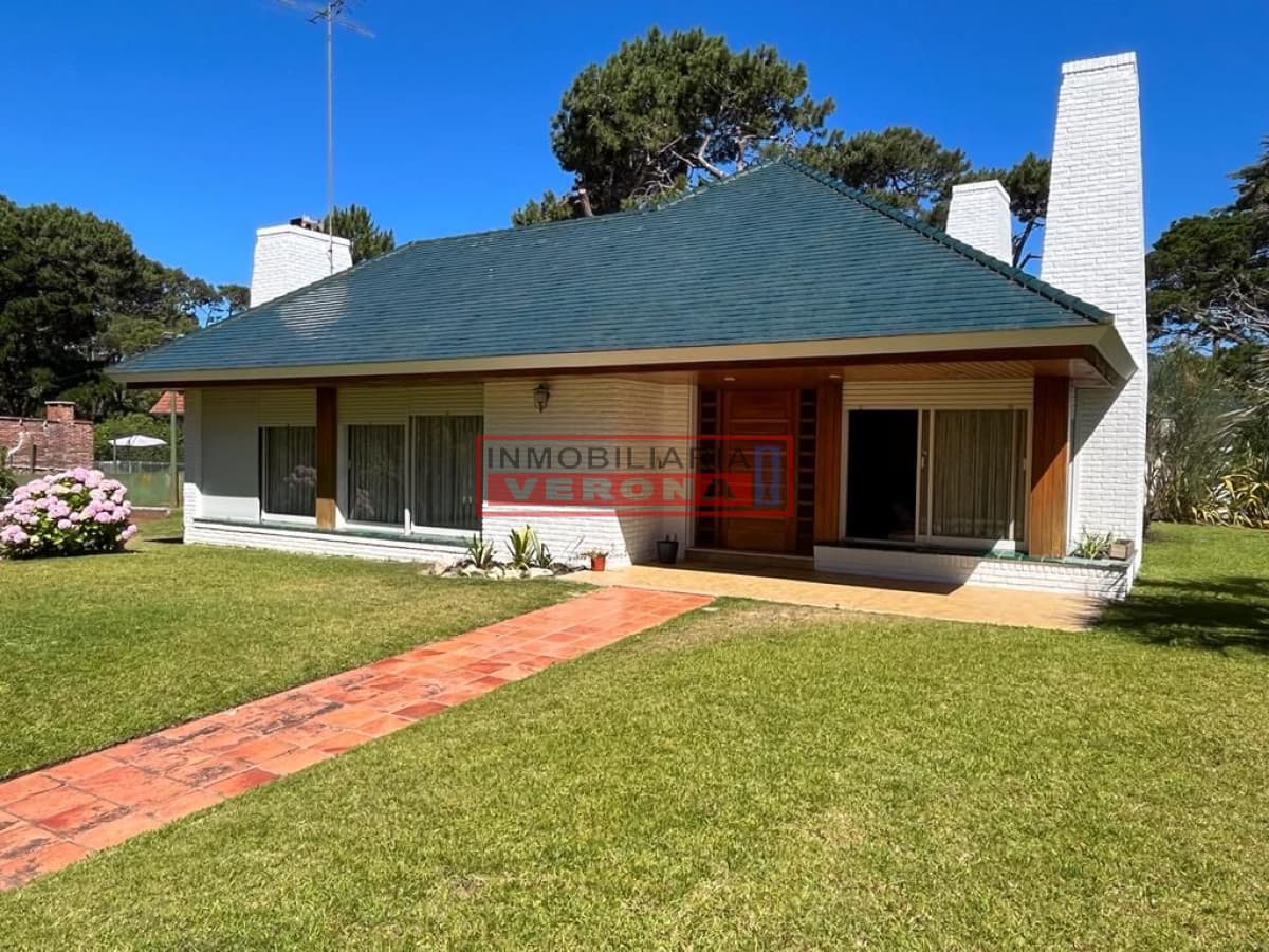 Casa de 4 dormitorios en la Mansa Punta del Este - Inmobiliaria Verona Punta