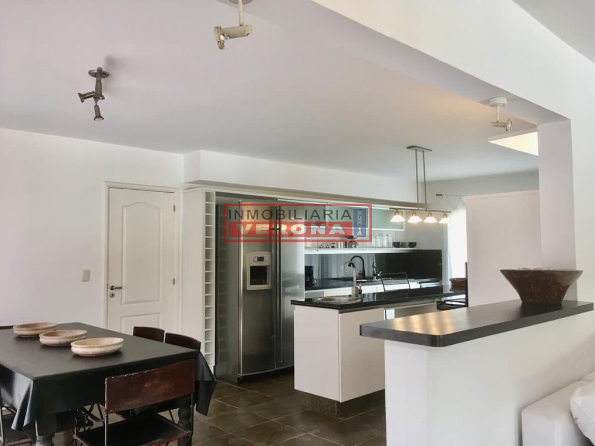 Casa de 5 dormitorios en Laguna Blanca en Manantiales  - Inmobiliaria Verona Punta