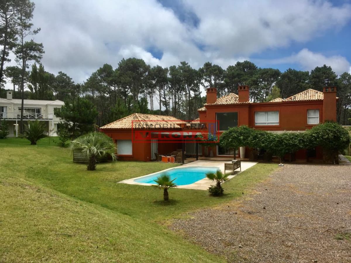 Casa de 5 dormitorios en Laguna Blanca en Manantiales  - Inmobiliaria Verona Punta