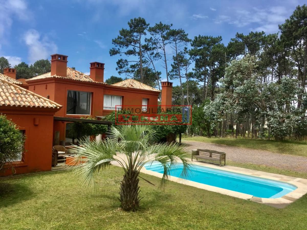 Casa de 5 dormitorios en Laguna Blanca en Manantiales  - Inmobiliaria Verona Punta