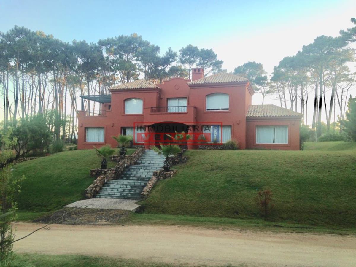 Casa de 5 dormitorios en Laguna Blanca en Manantiales  - Inmobiliaria Verona Punta