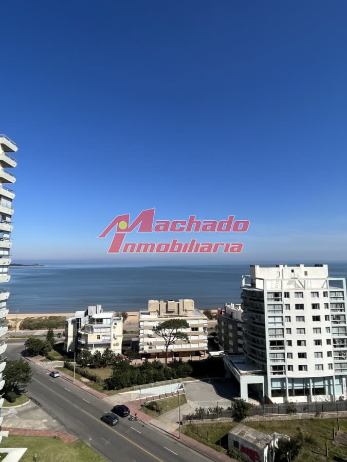 Alquiler de apartamento sobre playa mansa