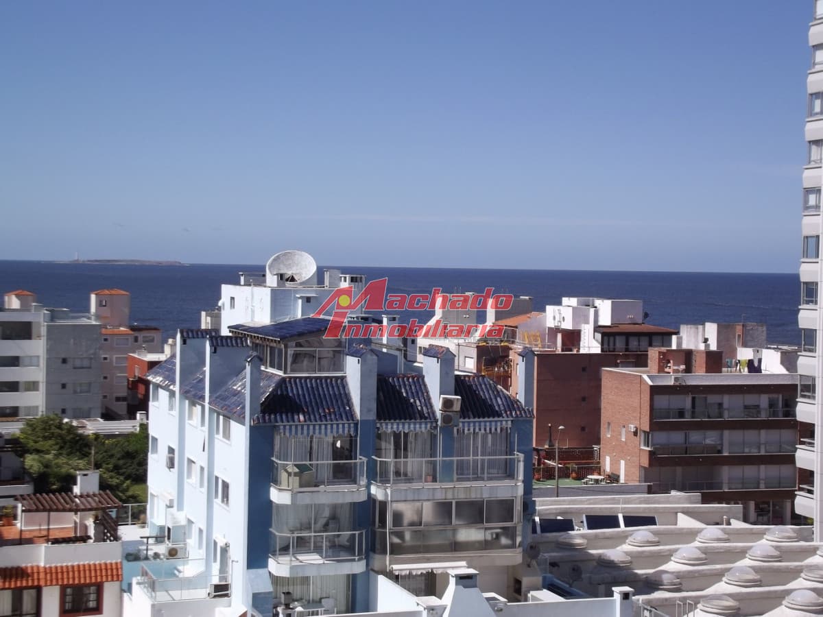 A pasos del Puerto y a metros de la plaza Artigas