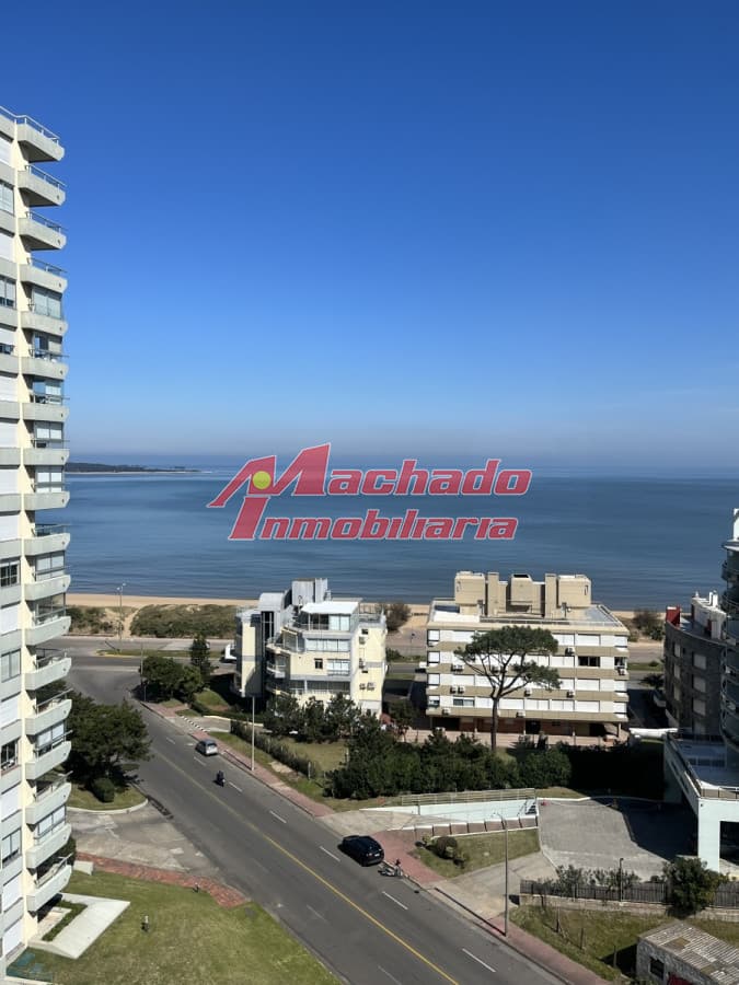 Alquiler de apartamento sobre playa mansa