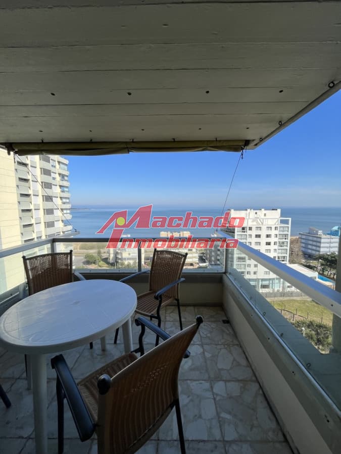 Alquiler de apartamento sobre playa mansa