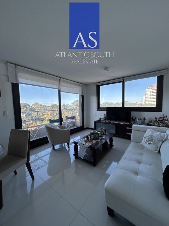 Apartamento de 2 dormitorios en piso alto con servicios Punta del Este