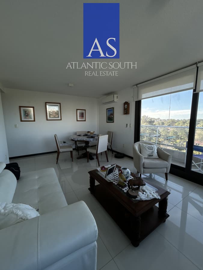 Apartamento de 2 dormitorios en piso alto con servicios Punta del Este