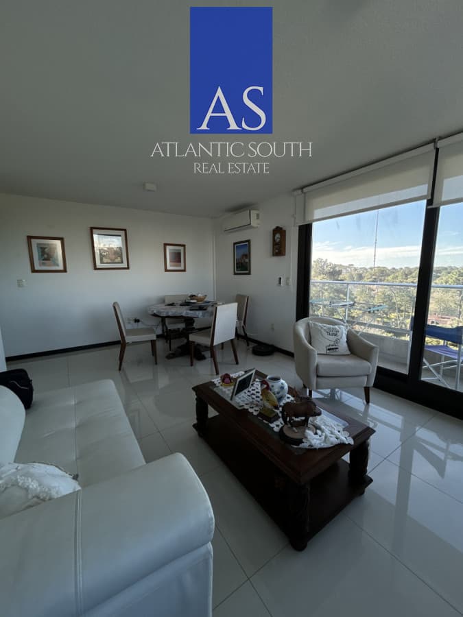 Apartamento de 2 dormitorios en piso alto con servicios Punta del Este