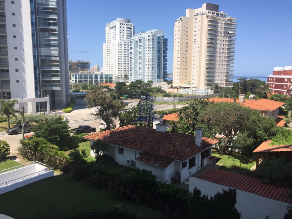 Apartamento en ALQUILER- 2 dorm + dependencia, Punta del Este, playa mansa
