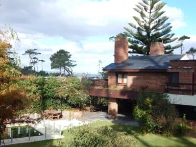 Gran chalet de 6 dormitorios en venta en zona residencial.