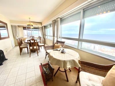 Clásico departamento en VENTA de 2 dormitorios y servicio en Península  -