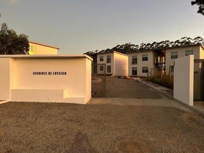 Apartamento en Venta en Lussich, cuenta con 2 dormitorios, un baño, living comedor  y patio  -