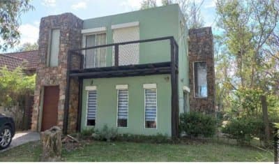 CASA PIEDRA EN VENTA A METROS DEL MAR   -