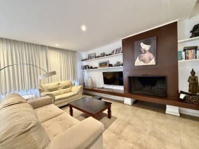 Alquiler Anual Casa minimalista en Barrio Privado Parque Pinares**  -
