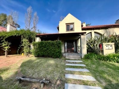 Alquiler temporario en excelente casa de 2 dormitorios en barrio privado en Pinares  -