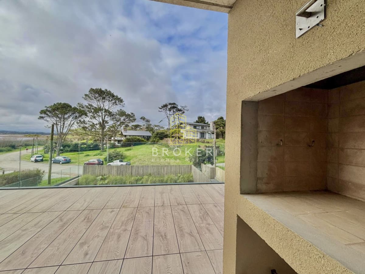 Venta apartamento 2 dormitorios punta del este mansa frente al mar parrillero