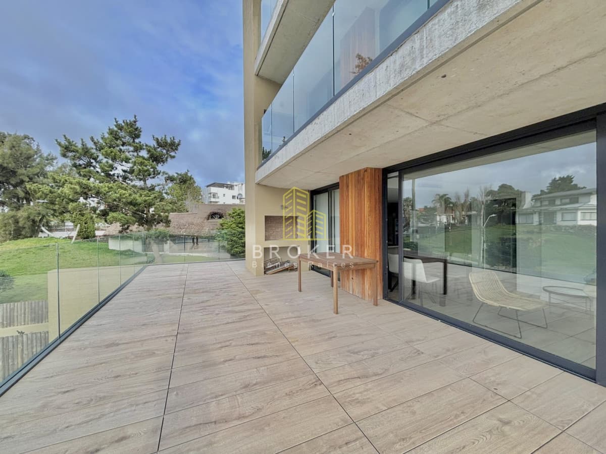 Venta apartamento 2 dormitorios punta del este mansa frente al mar parrillero
