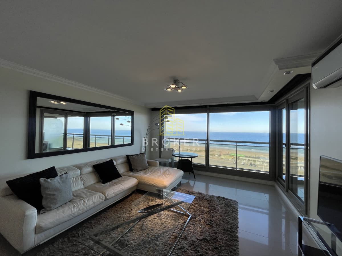 Apartamento de 3 Dormitorios Vista al Mar en Playa Brava Primera Linea Punta del Este