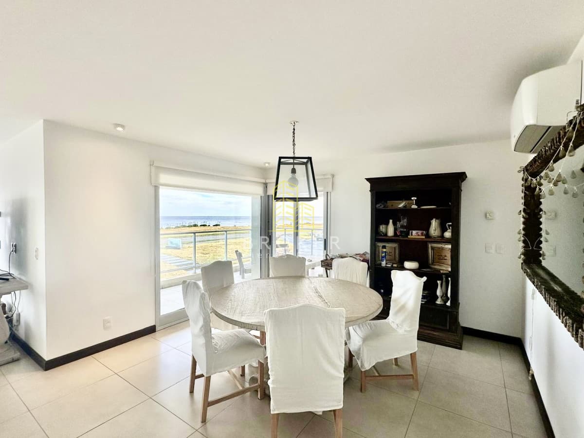 Departamento Ville de Mer primera linea de Punta del Este frente al mar Playa Mansa