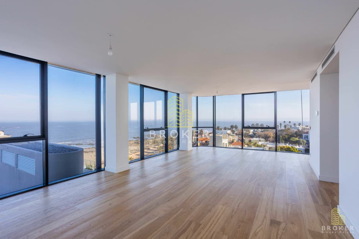 Duplex en venta en Rambla de Carrasco 268 m2 cubiertos 46 m2 terraza