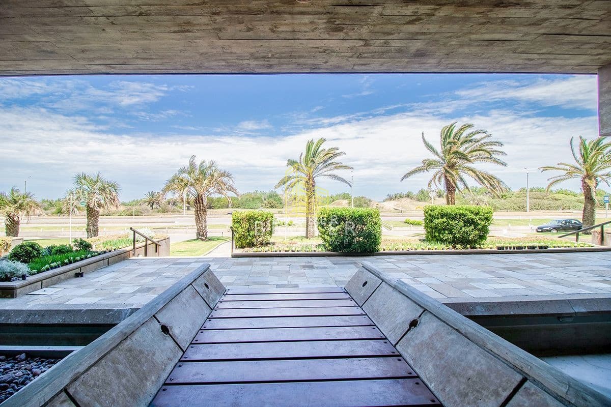 Venta Apartamento Playa Brava Punta del Este, 3 dormitorios y frente al mar