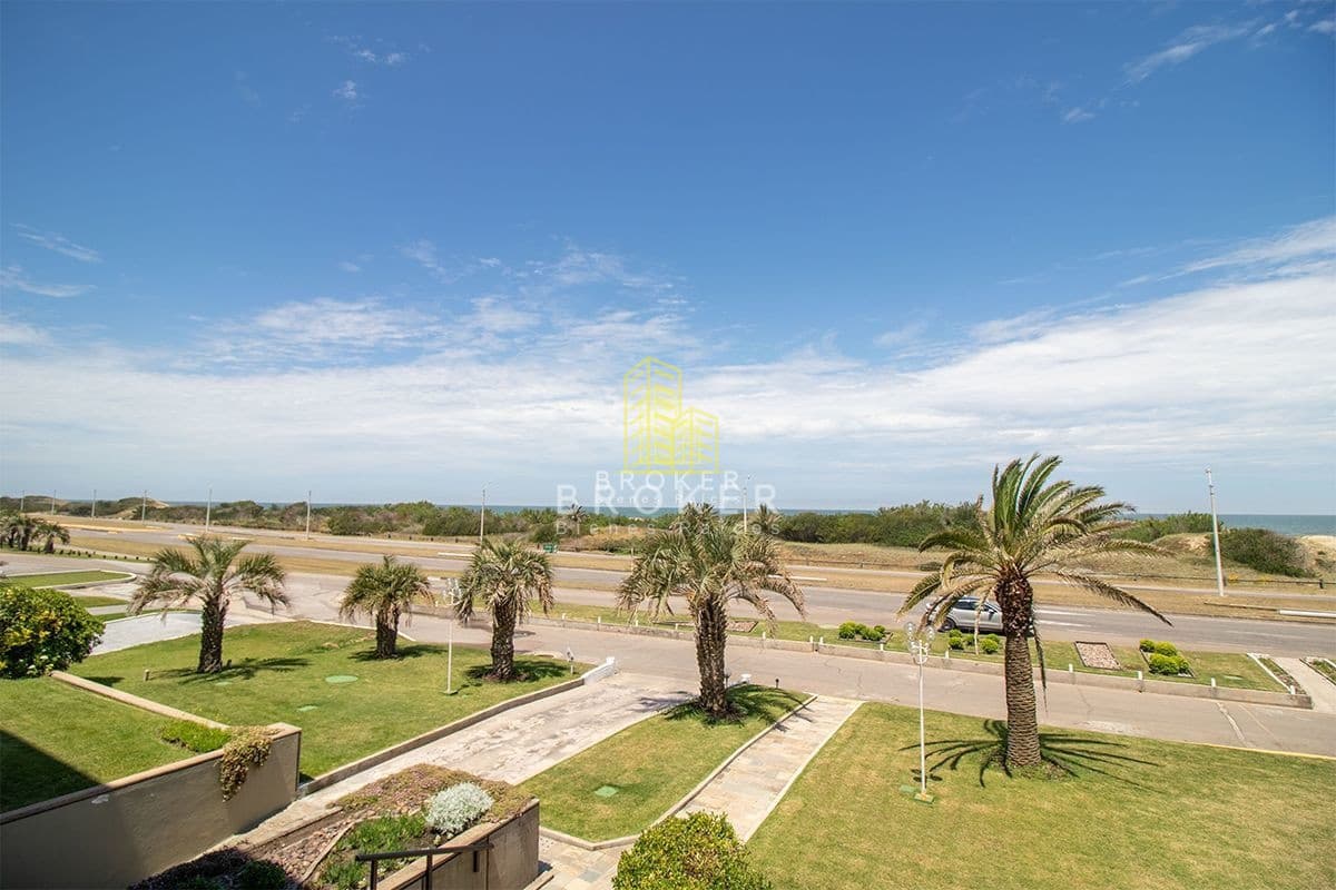 Venta Apartamento Playa Brava Punta del Este, 3 dormitorios y frente al mar