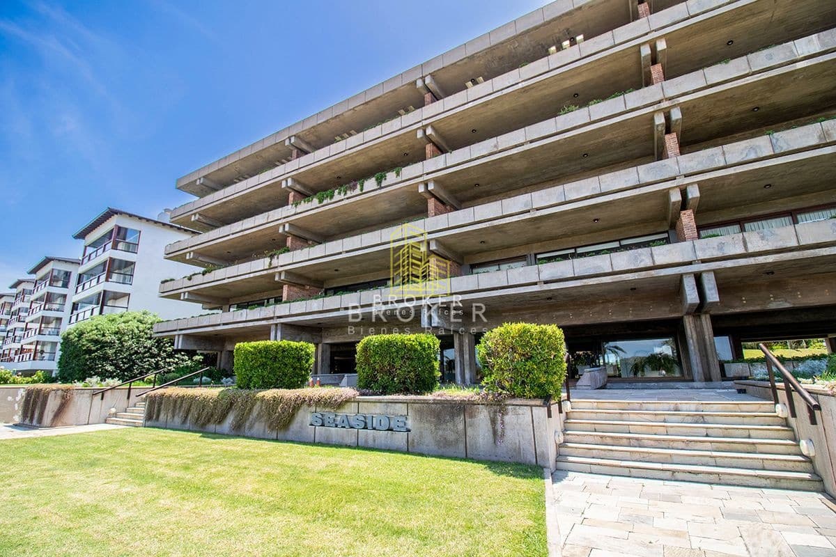 Venta Apartamento Playa Brava Punta del Este, 3 dormitorios y frente al mar