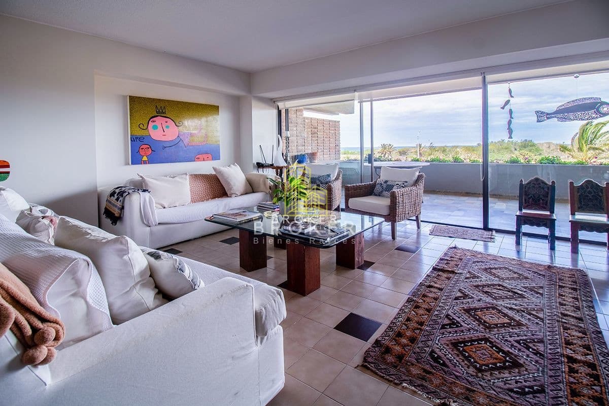 Venta Apartamento Playa Brava Punta del Este, 3 dormitorios y frente al mar