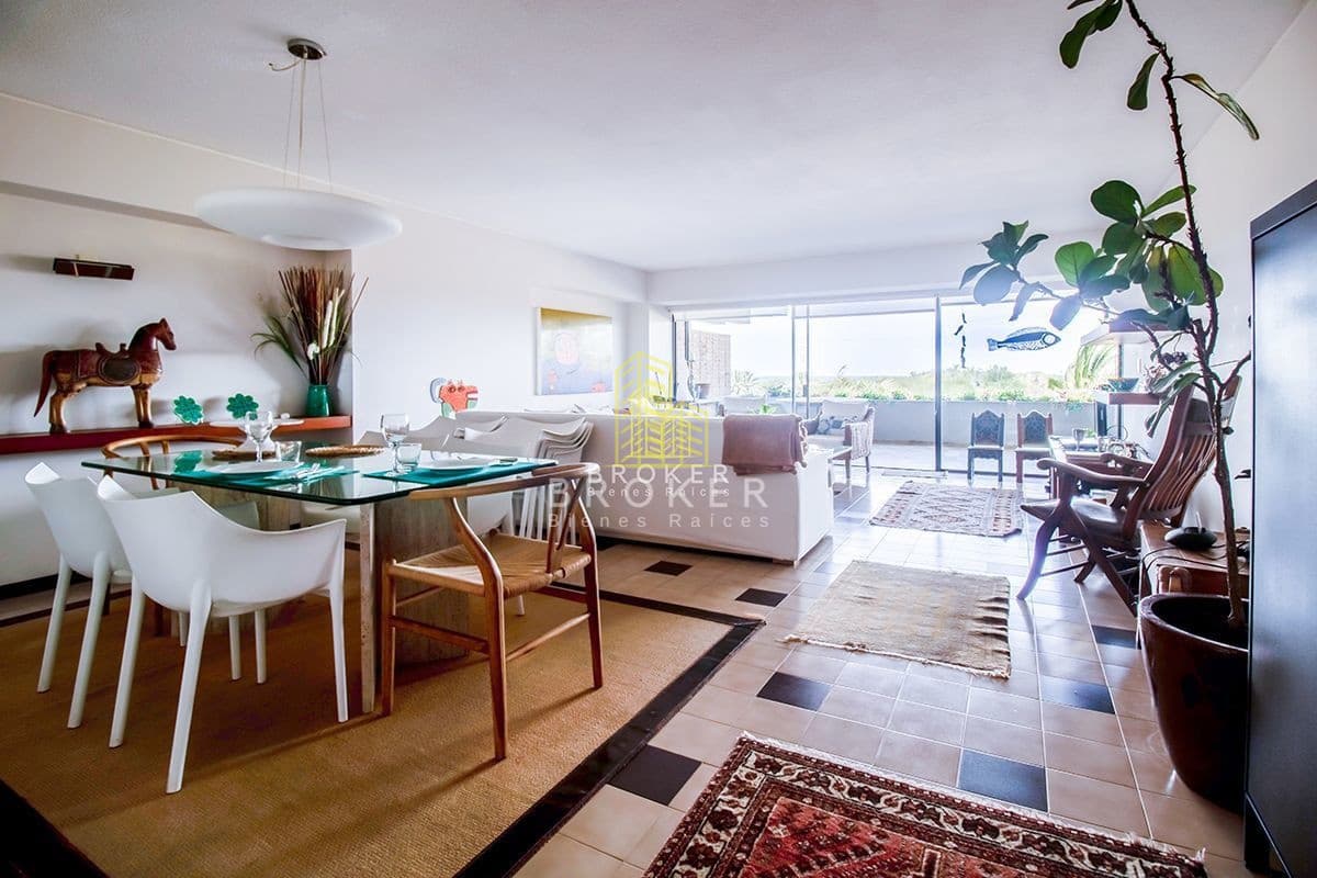 Venta Apartamento Playa Brava Punta del Este, 3 dormitorios y frente al mar