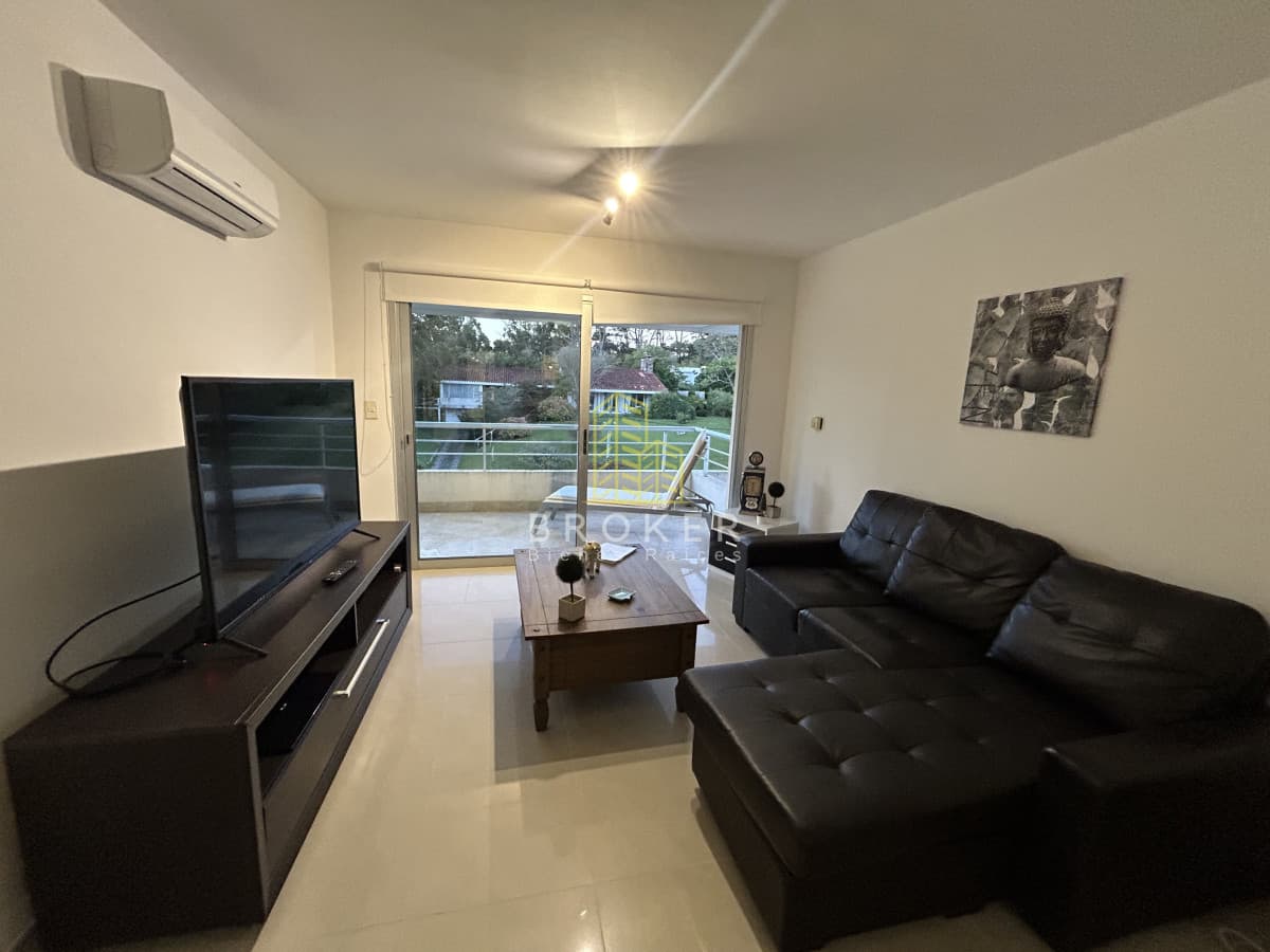 OPORTUNIDAD penthouse de 200m2 con terraza exclusiva y parrillero en edificio con servicios en Punta del Este