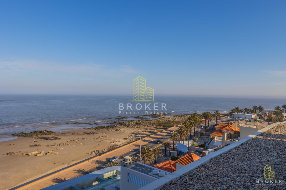 Duplex en venta en Rambla de Carrasco 268 m2 cubiertos 46 m2 terraza
