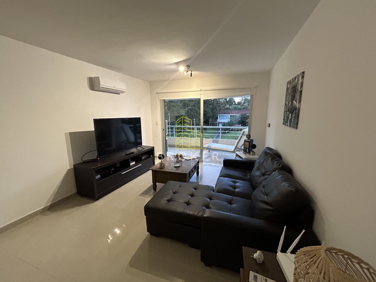OPORTUNIDAD penthouse de 200m2 con terraza exclusiva y parrillero en edificio con servicios en Punta del Este